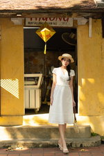Đầm trắng xô thêu dáng xòe chữ A cổ V