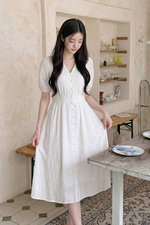Đầm trắng dáng xòe cổ V viền ren eo