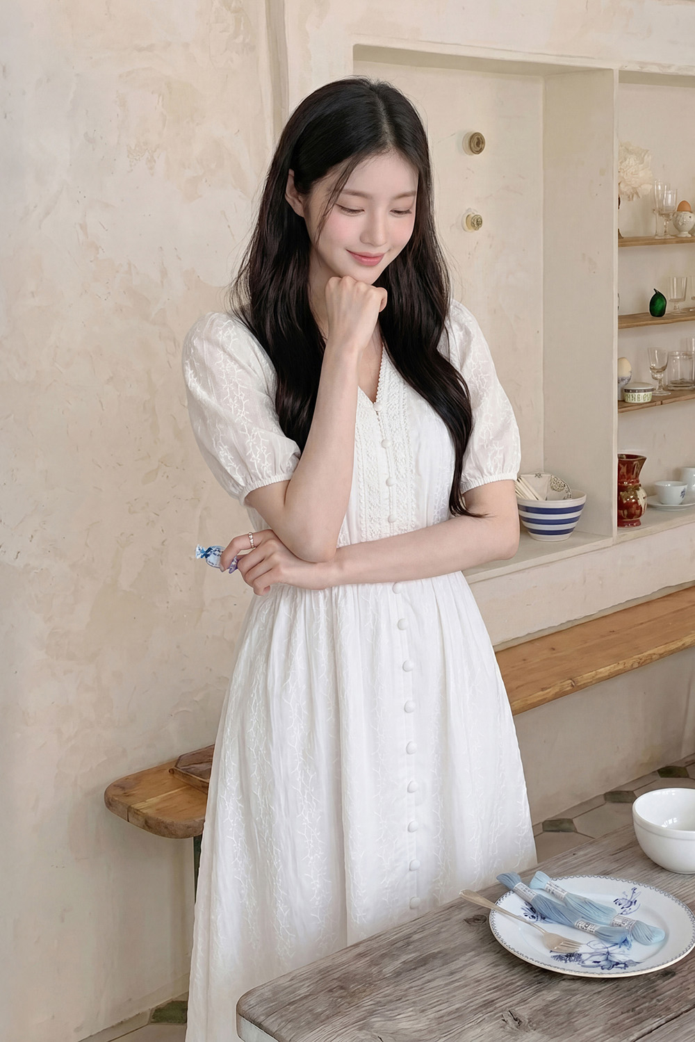 Đầm trắng dáng xòe cổ V viền ren eo