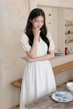 Đầm trắng dáng xòe cổ V viền ren eo