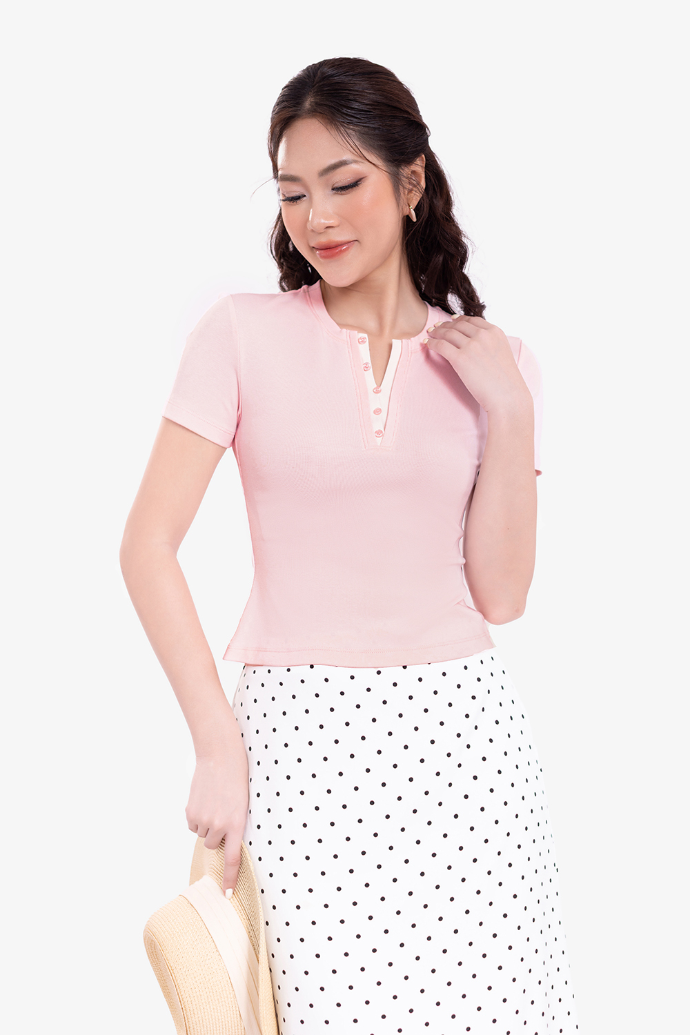 Áo thun nữ ôm nhẹ màu hồng cổ phối trắng