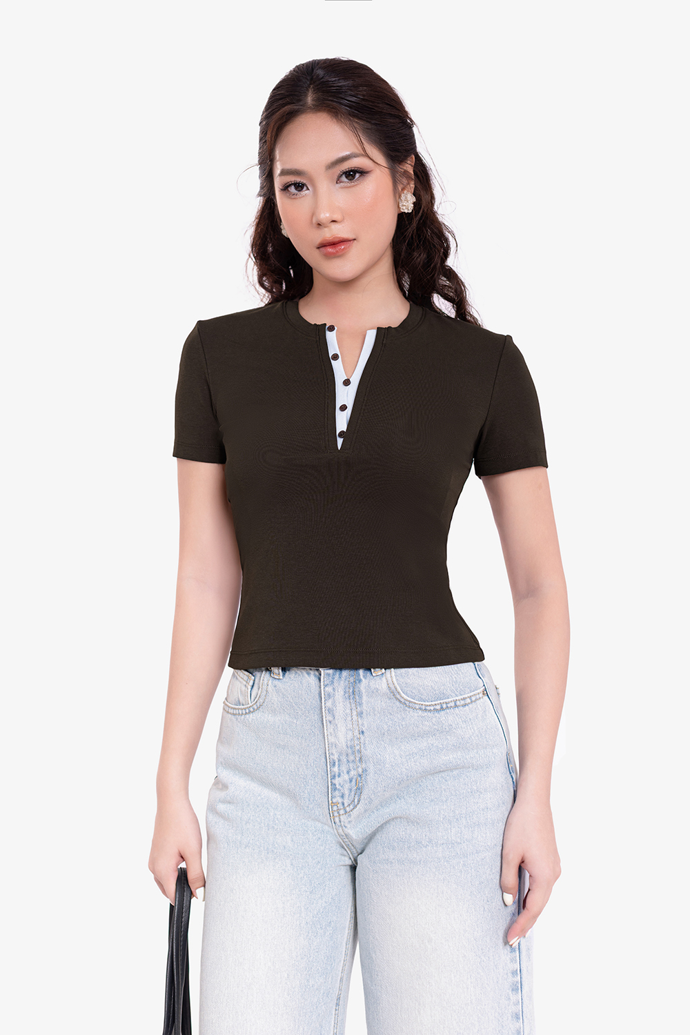 Áo thun cotton cổ tròn phối màu đính nút