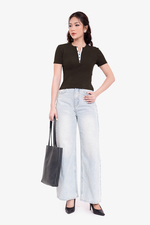 Áo thun cotton cổ tròn phối màu đính nút