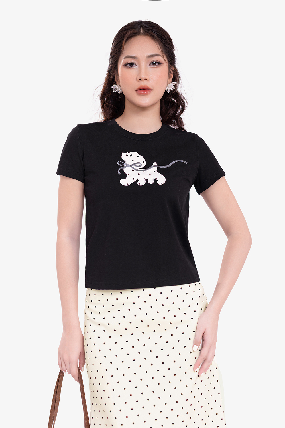 Áo thun cotton nữ màu đen in họa tiết