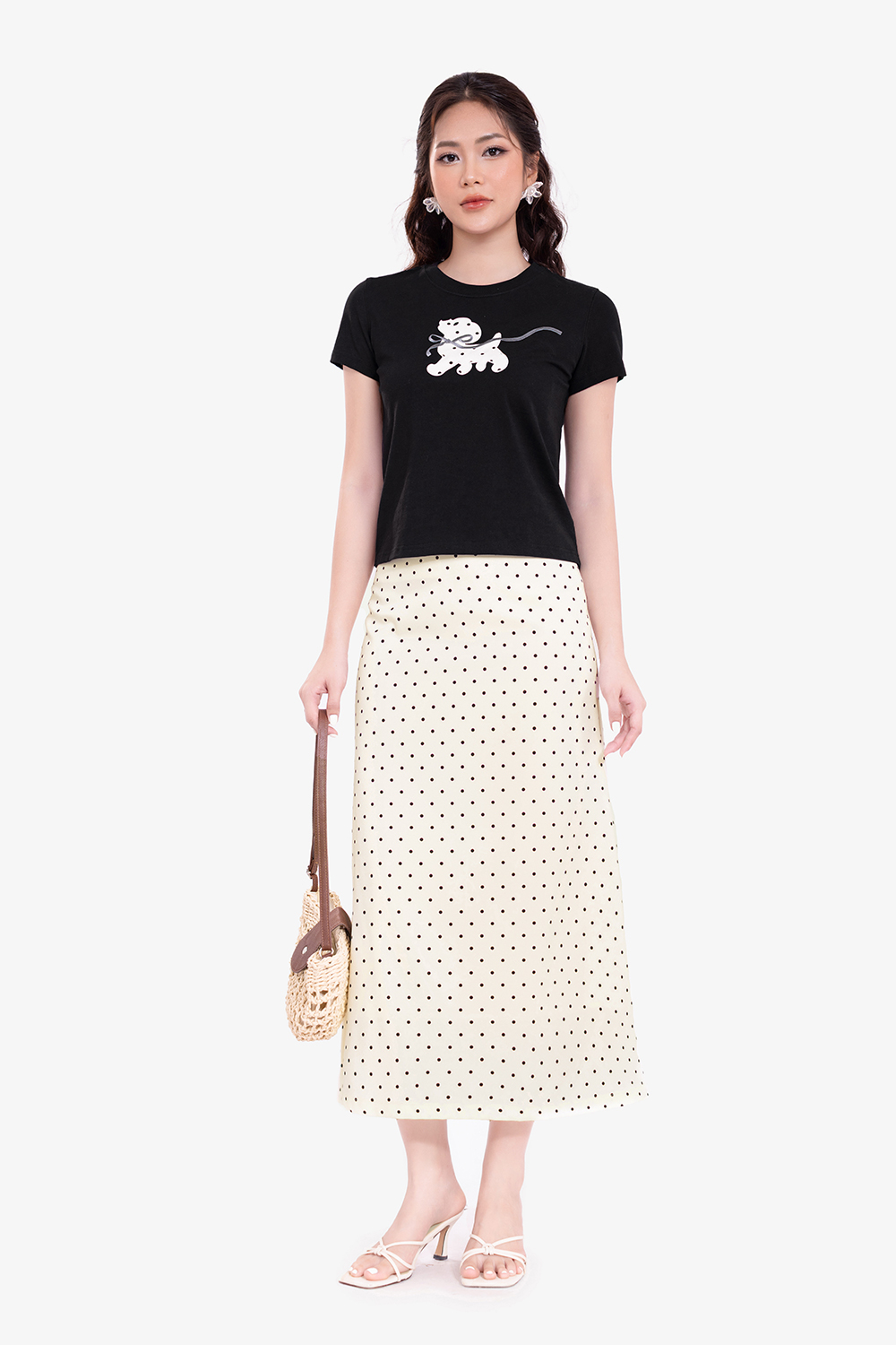 Áo thun cotton nữ màu đen in họa tiết