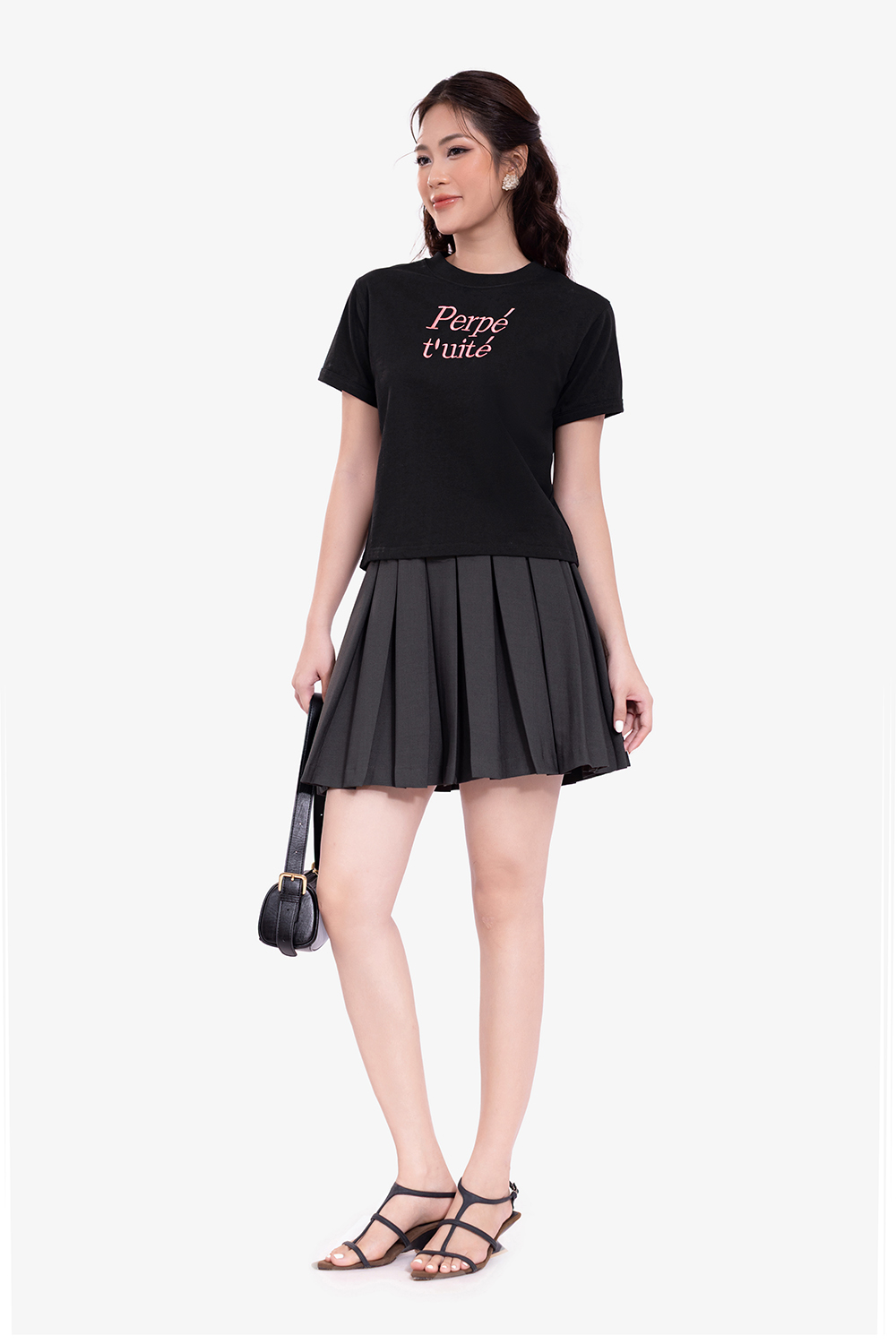 Áo thun cotton màu đen in chữ cổ tròn