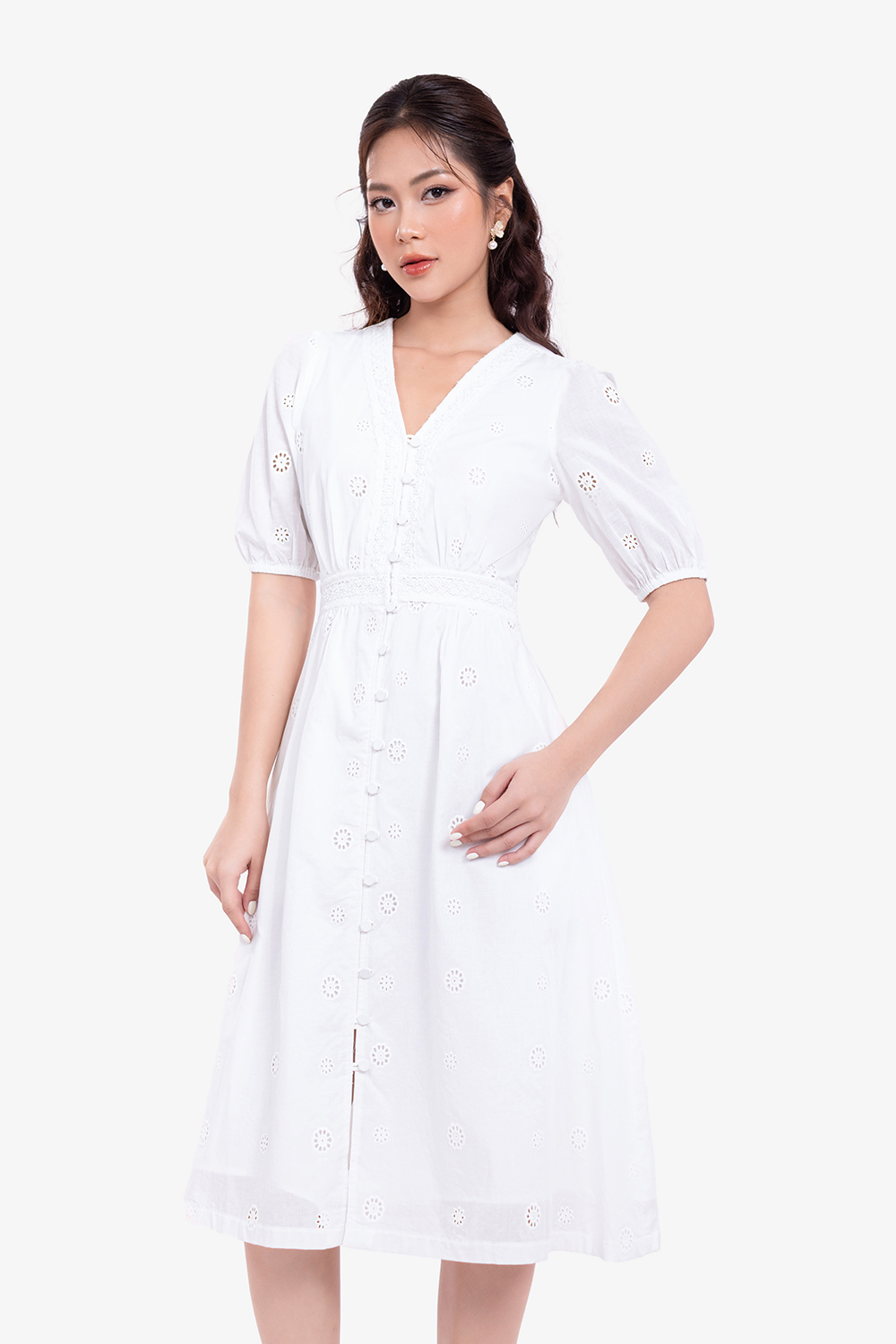 Đầm xô thêu màu trắng cổ V viền ren