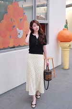 Áo len dệt kim màu đen viền cổ trắng