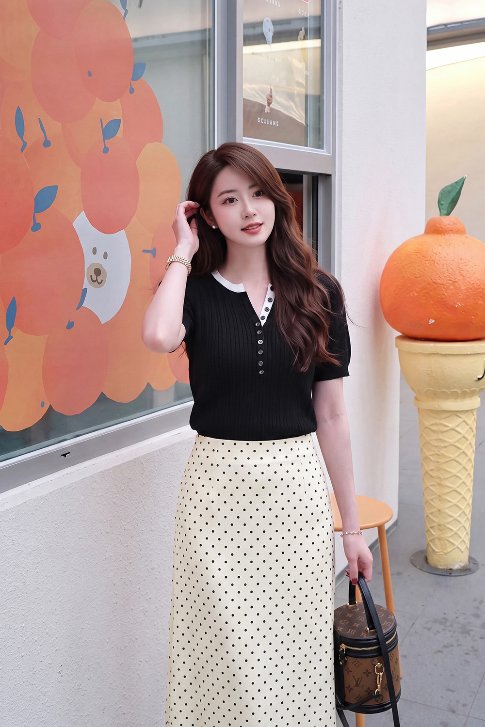 Áo len dệt kim màu đen viền cổ trắng
