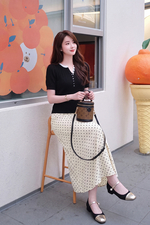 Áo len dệt kim màu đen viền cổ trắng