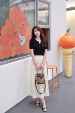 Áo len dệt kim màu đen viền cổ trắng