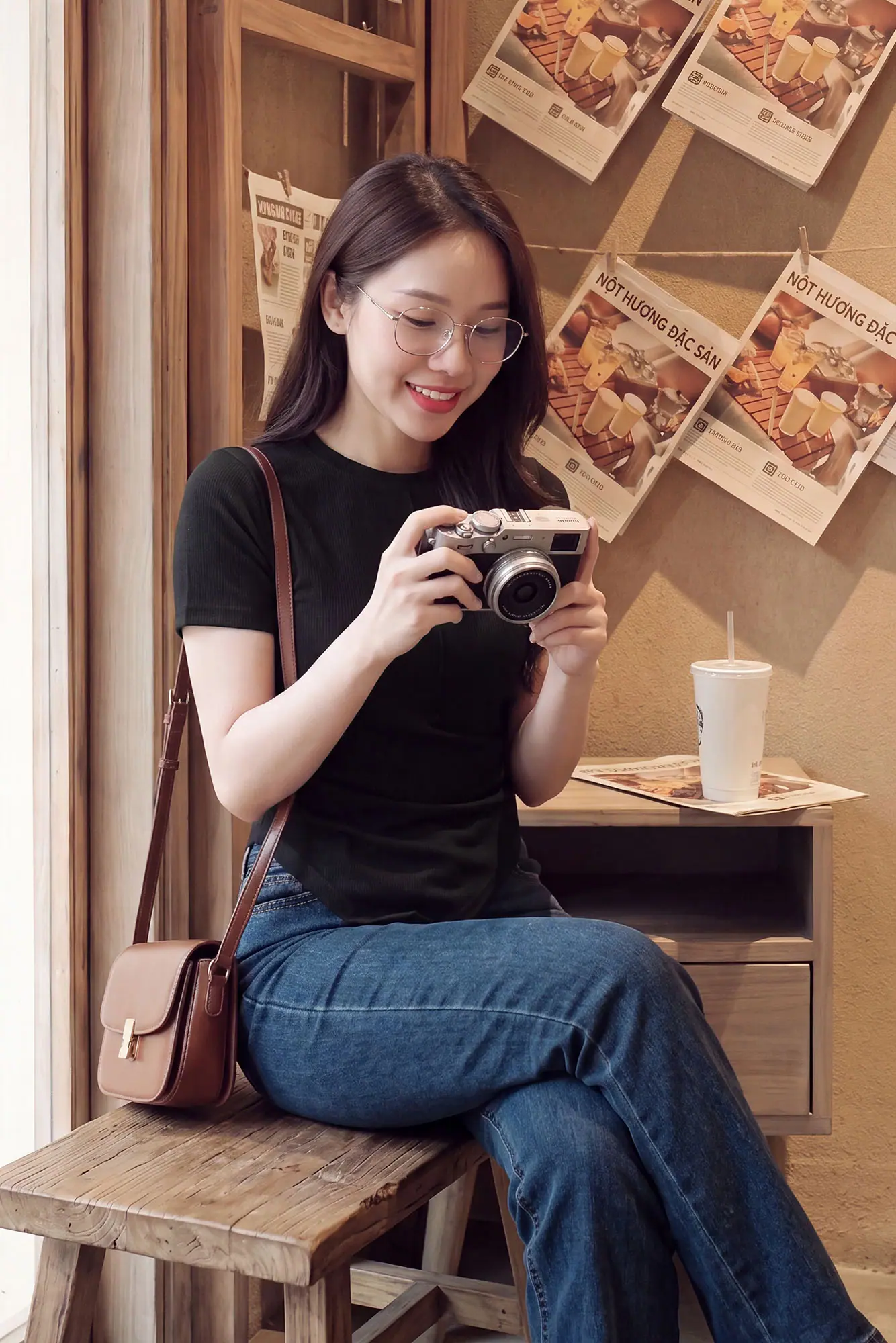 Áo thun tăm nữ màu đen nhấn eo