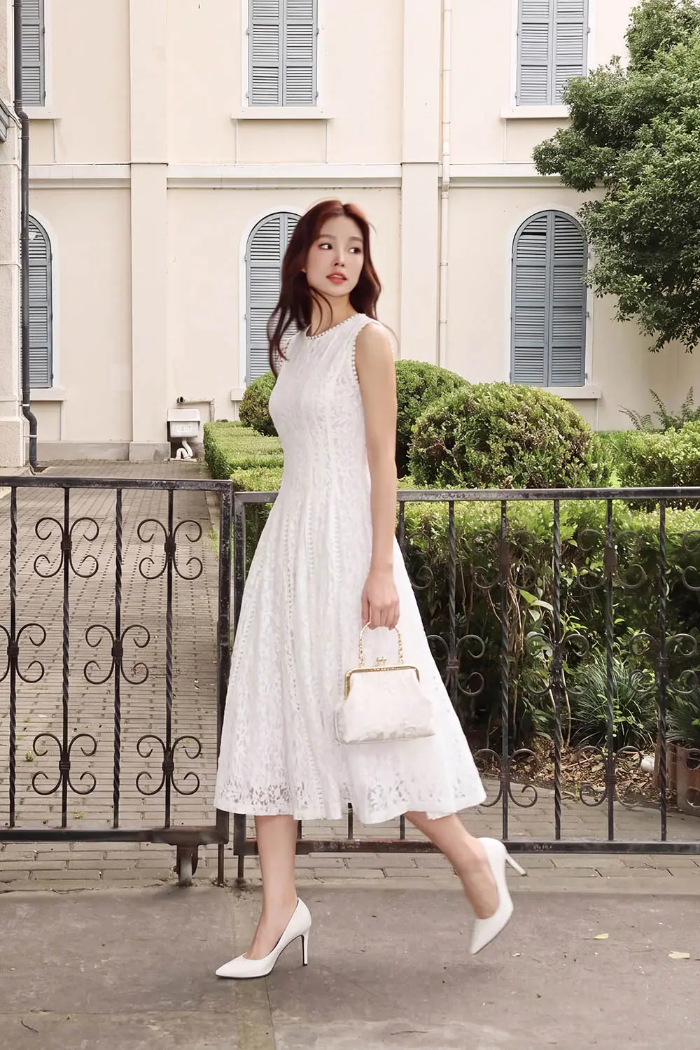 Đầm ren trắng dự tiệc dáng xòe dài