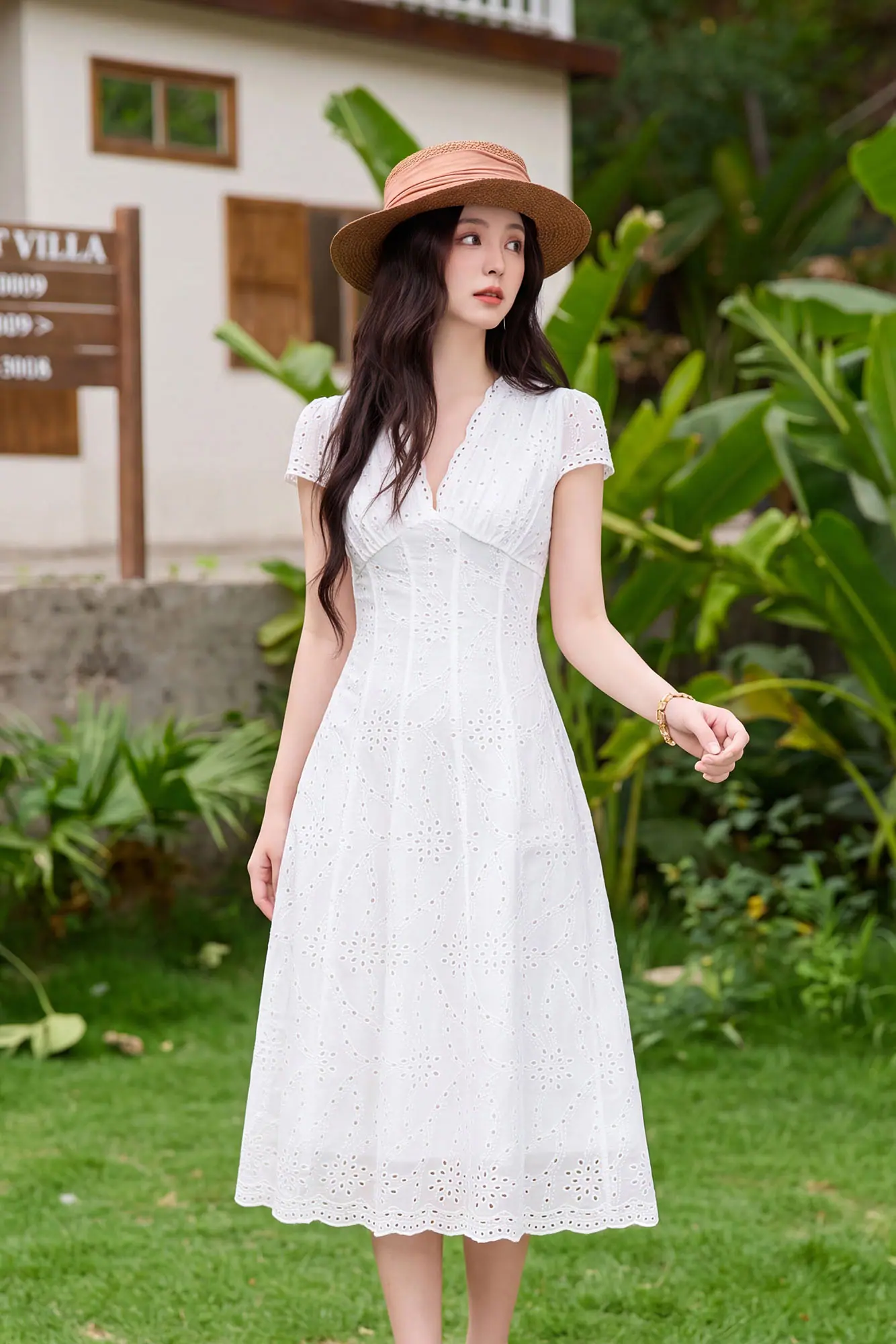 Đầm trắng xô thêu cổ V dáng xòe