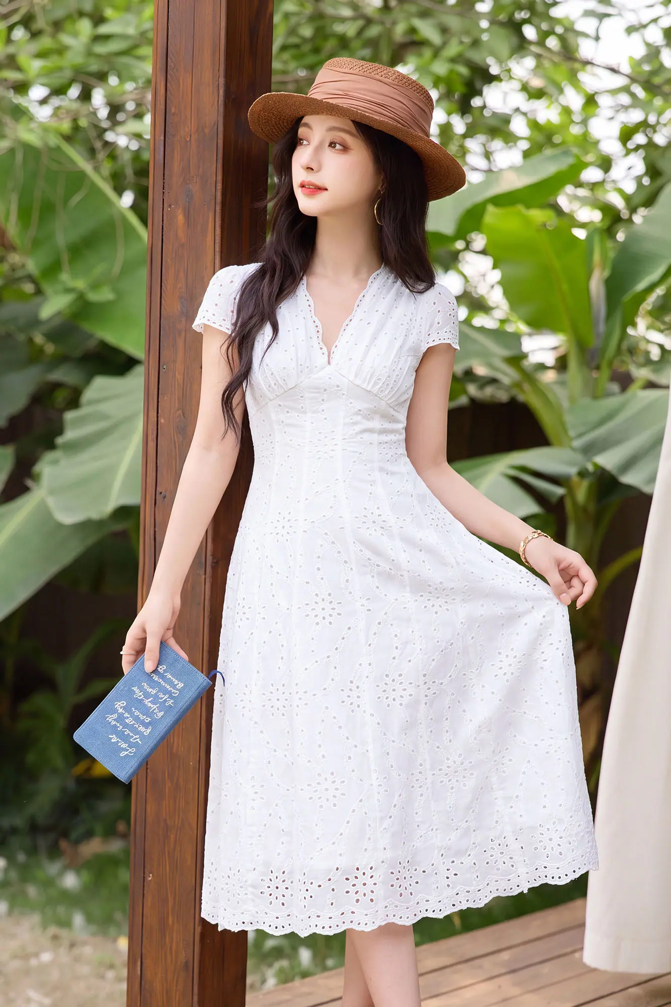 Đầm trắng xô thêu cổ V dáng xòe