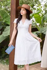 Đầm trắng xô thêu cổ V dáng xòe