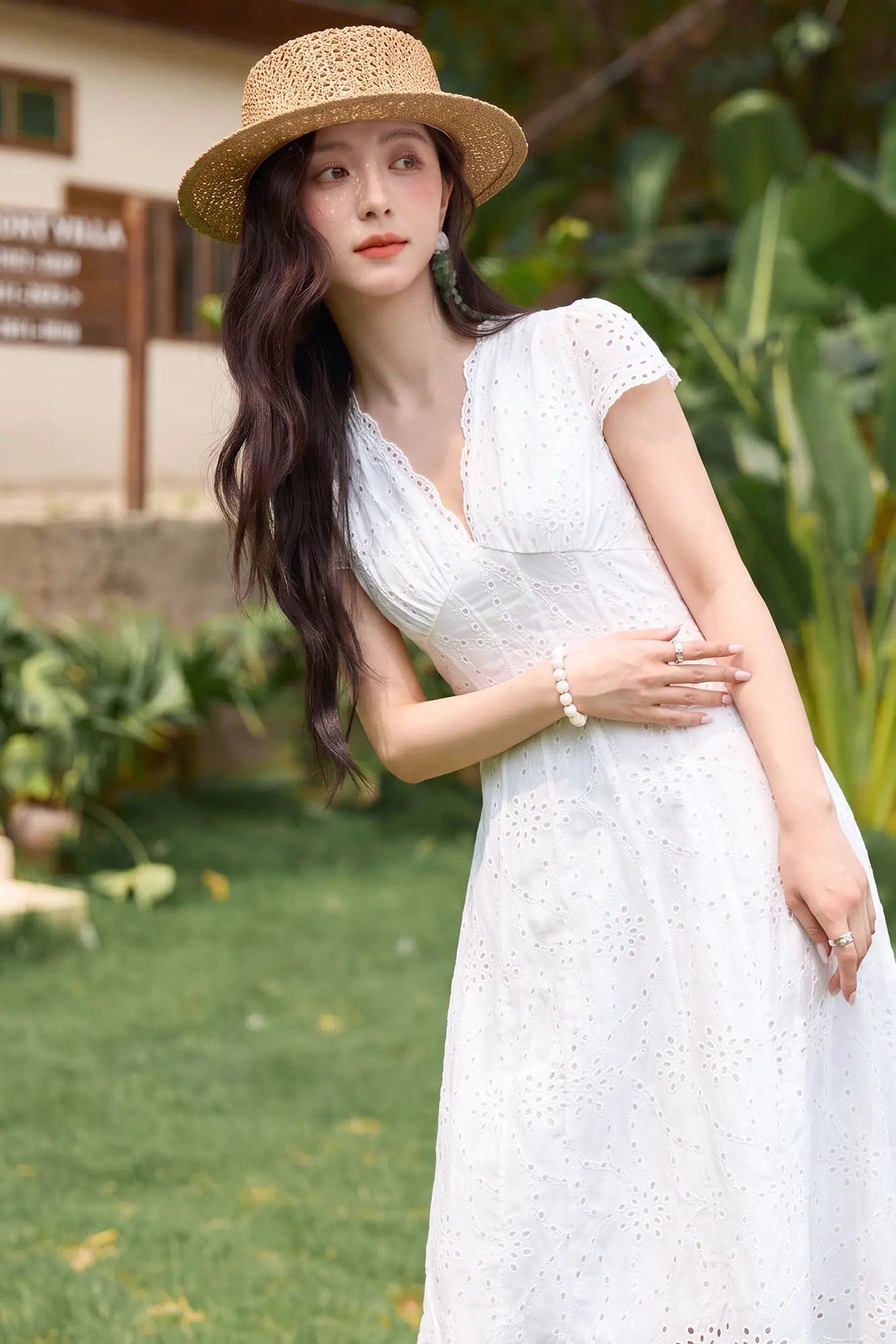 Đầm trắng xô thêu cổ V dáng xòe