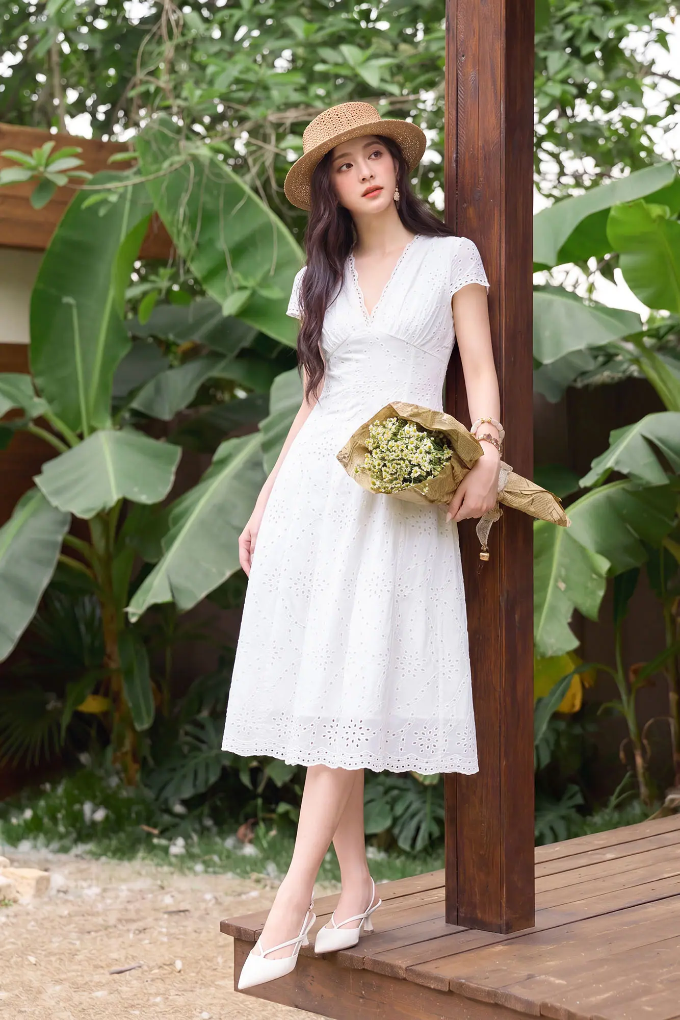 Đầm trắng xô thêu cổ V dáng xòe