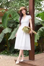 Đầm trắng xô thêu cổ V dáng xòe