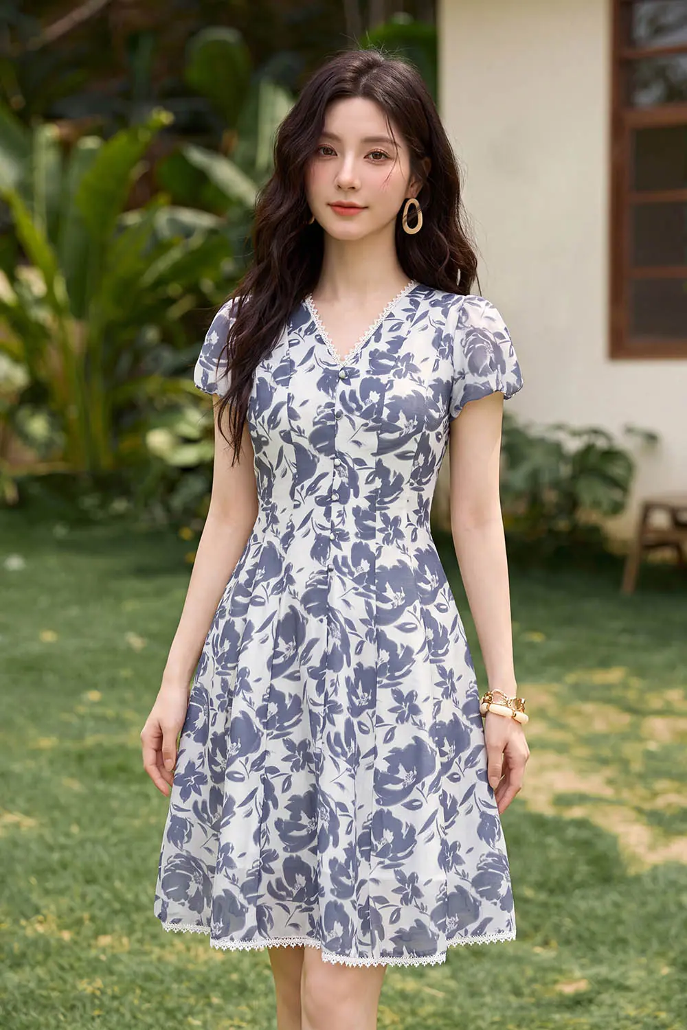 Đầm xòe họa tiết hoa cổ V phối ren