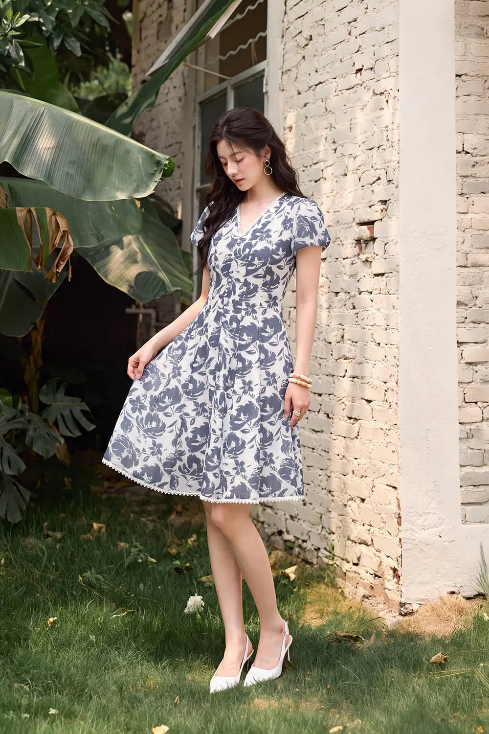 Đầm xòe họa tiết hoa cổ V phối ren