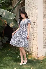 Đầm xòe họa tiết hoa cổ V phối ren