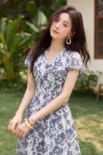 Đầm xòe họa tiết hoa cổ V phối ren