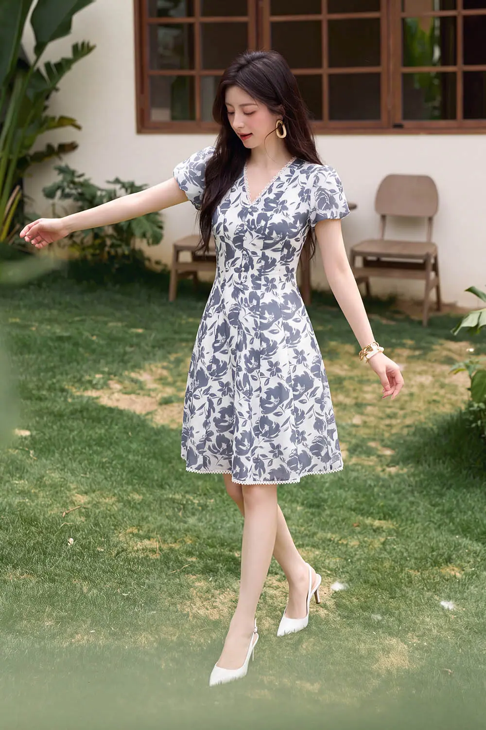 Đầm xòe họa tiết hoa cổ V phối ren
