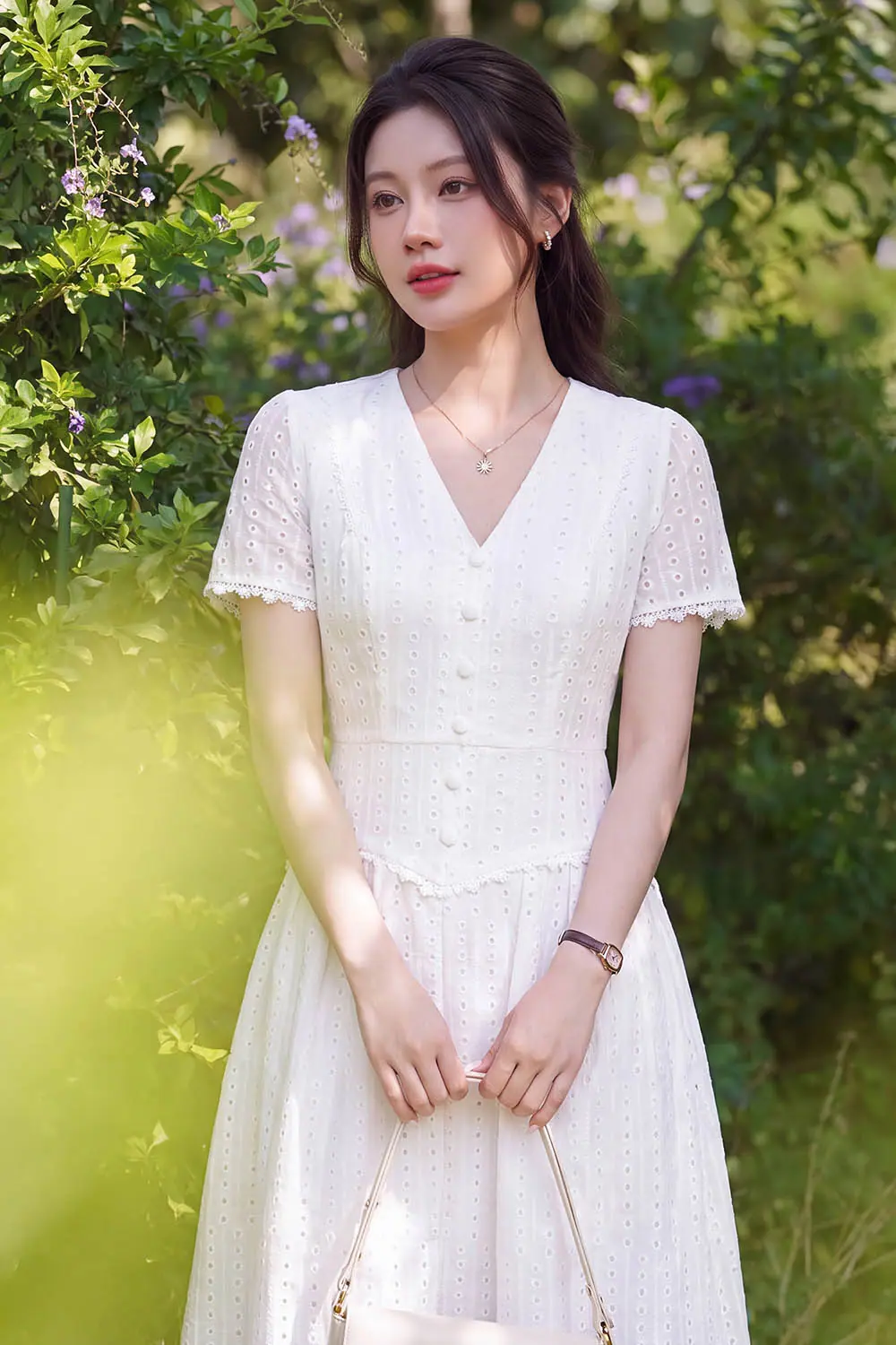 Đầm xô thêu màu trắng cổ V