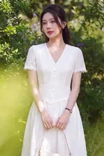 Đầm xô thêu màu trắng cổ V