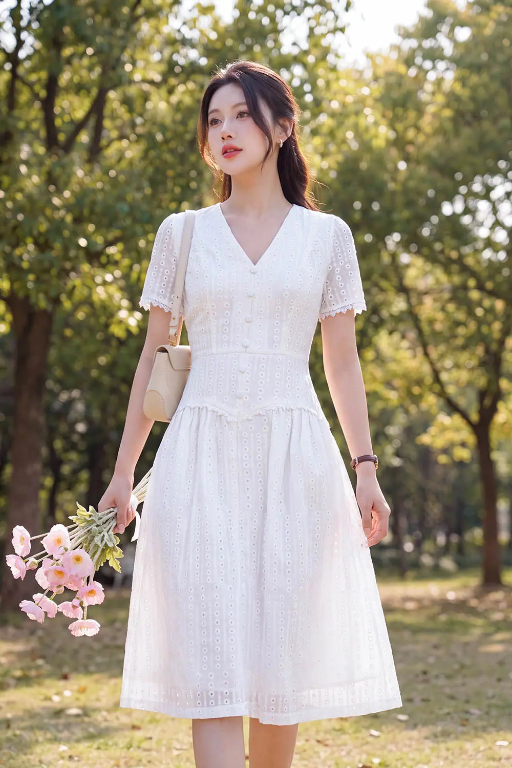 Đầm xô thêu màu trắng cổ V
