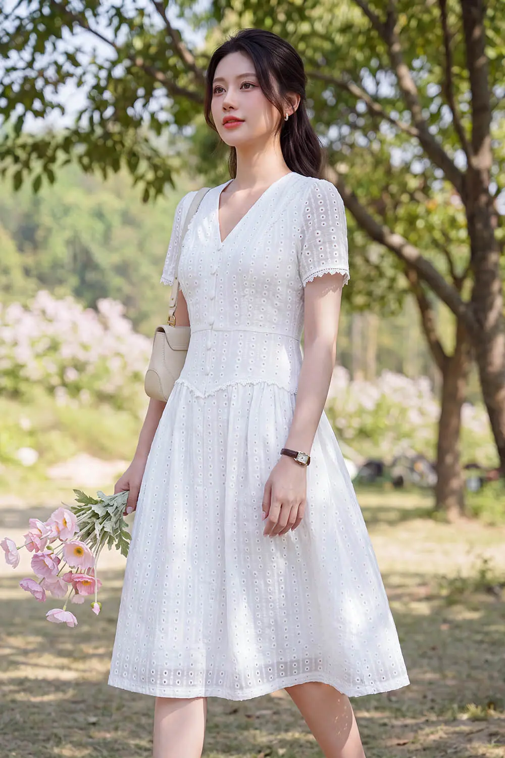 Đầm xô thêu màu trắng cổ V