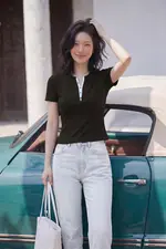 Áo thun cotton cổ tròn phối màu đính nút