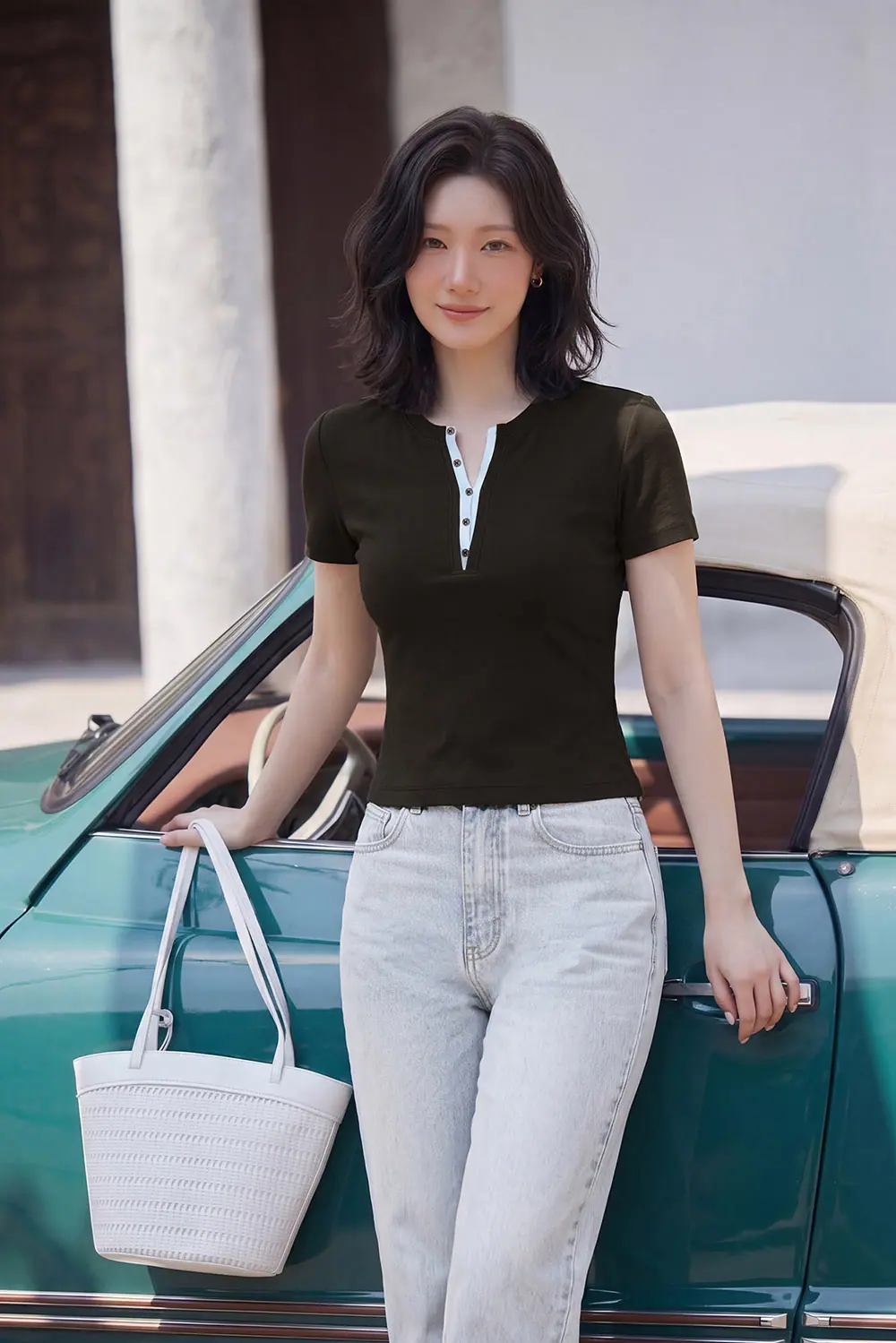 Áo thun cotton cổ tròn phối màu đính nút
