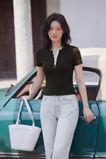 Áo thun cotton cổ tròn phối màu đính nút