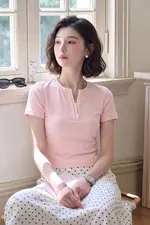 Áo thun nữ ôm nhẹ màu hồng cổ phối trắng
