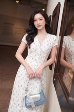 Đầm trắng hoa xanh dáng chữ A midi