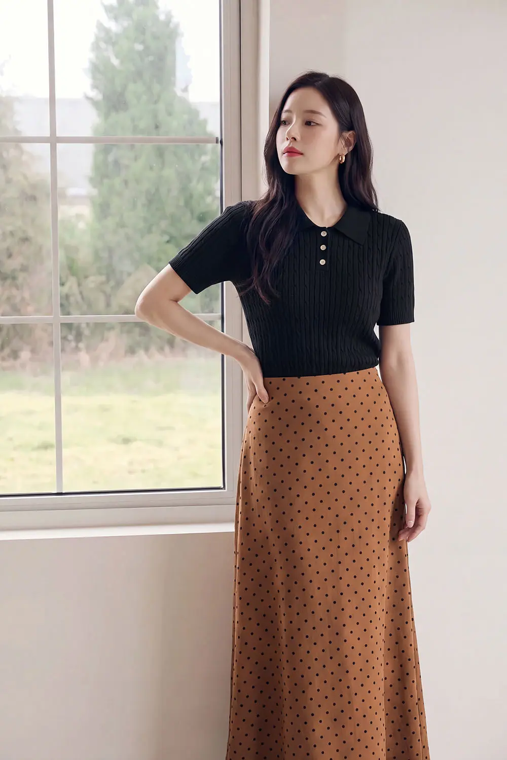 Áo dệt kim gân cổ polo màu đen
