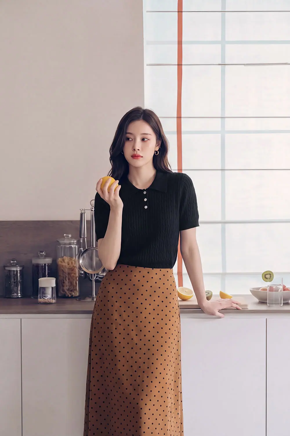 Áo dệt kim gân cổ polo màu đen