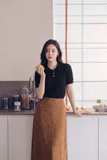 Áo dệt kim gân cổ polo màu đen