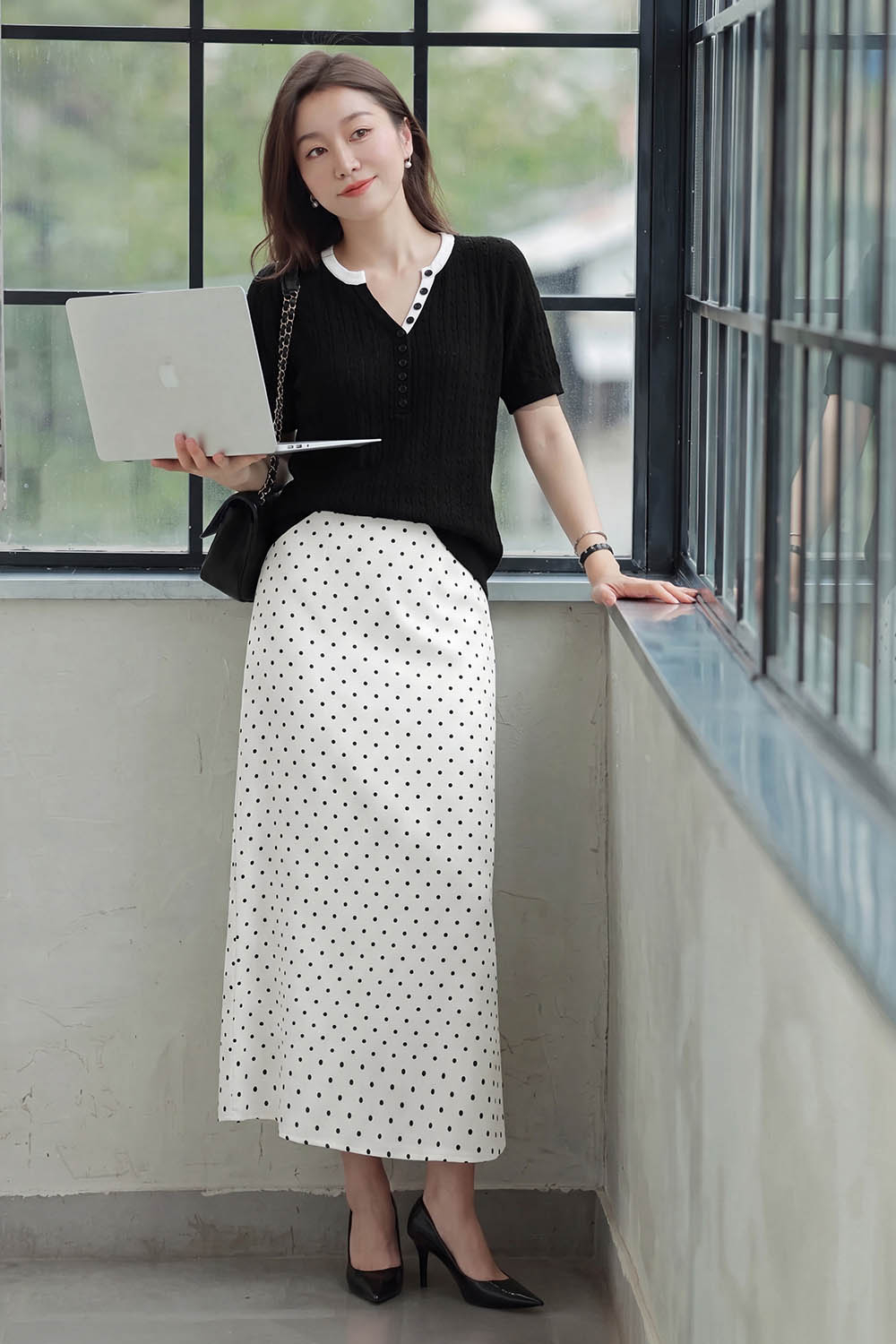 Chân váy chấm bi dáng dài màu trắng
