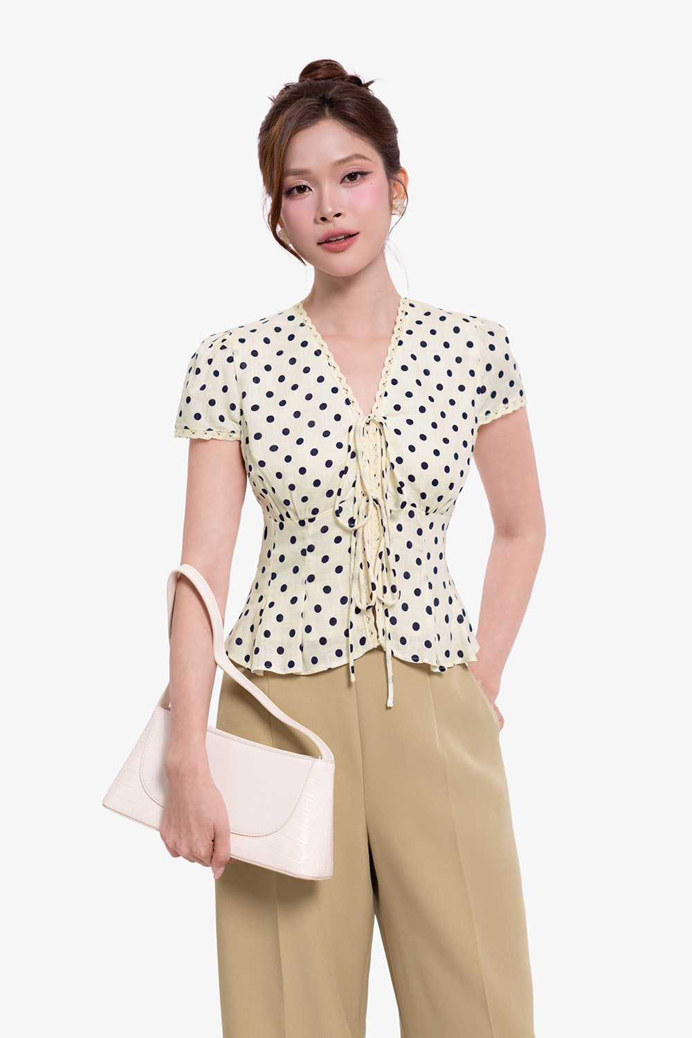 Áo kiểu chấm bi cổ V phối ren đính nơ