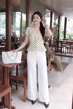 Áo kiểu chấm bi cổ V phối ren đính nơ