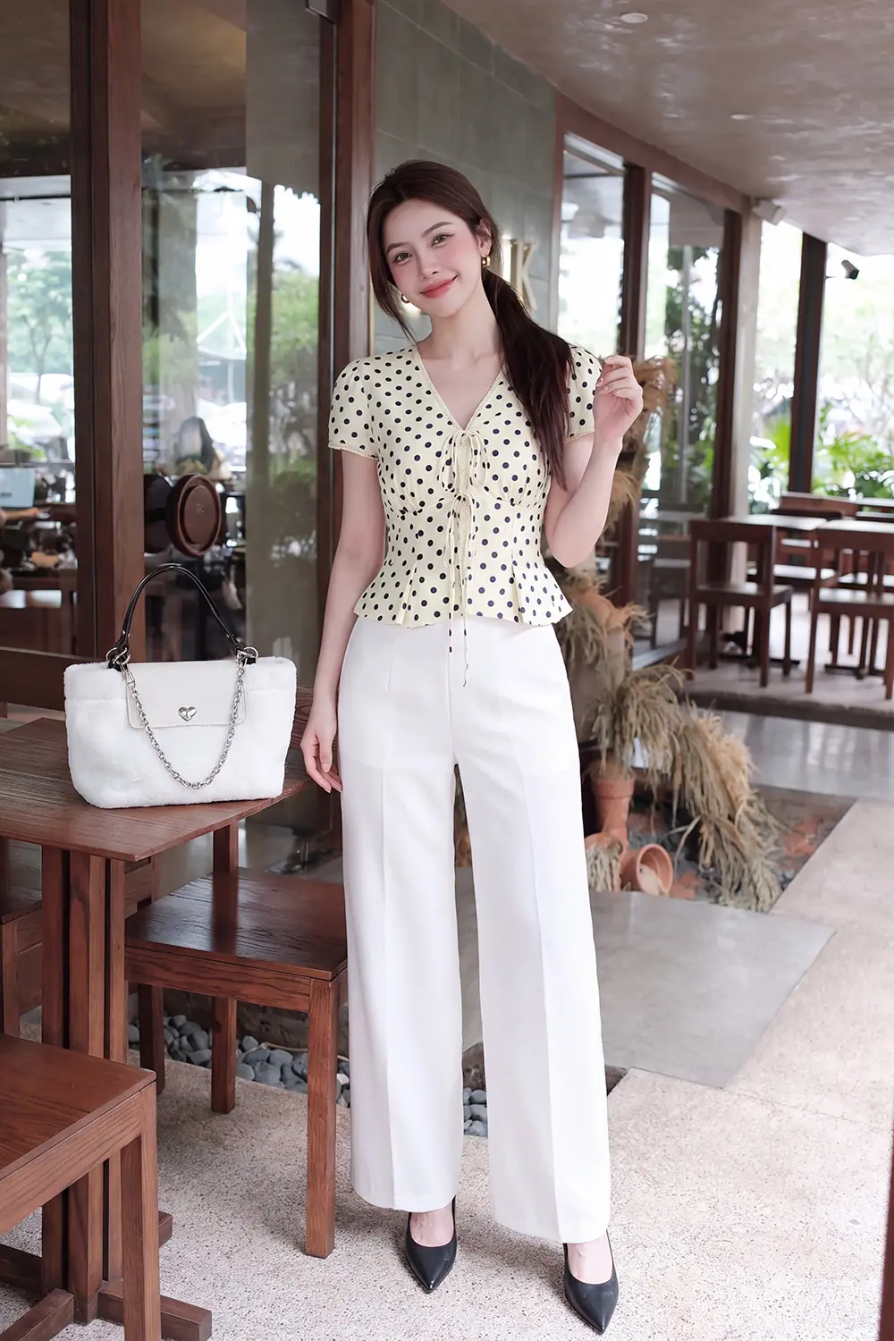 Áo kiểu chấm bi cổ V phối ren đính nơ