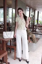 Áo kiểu chấm bi cổ V phối ren đính nơ
