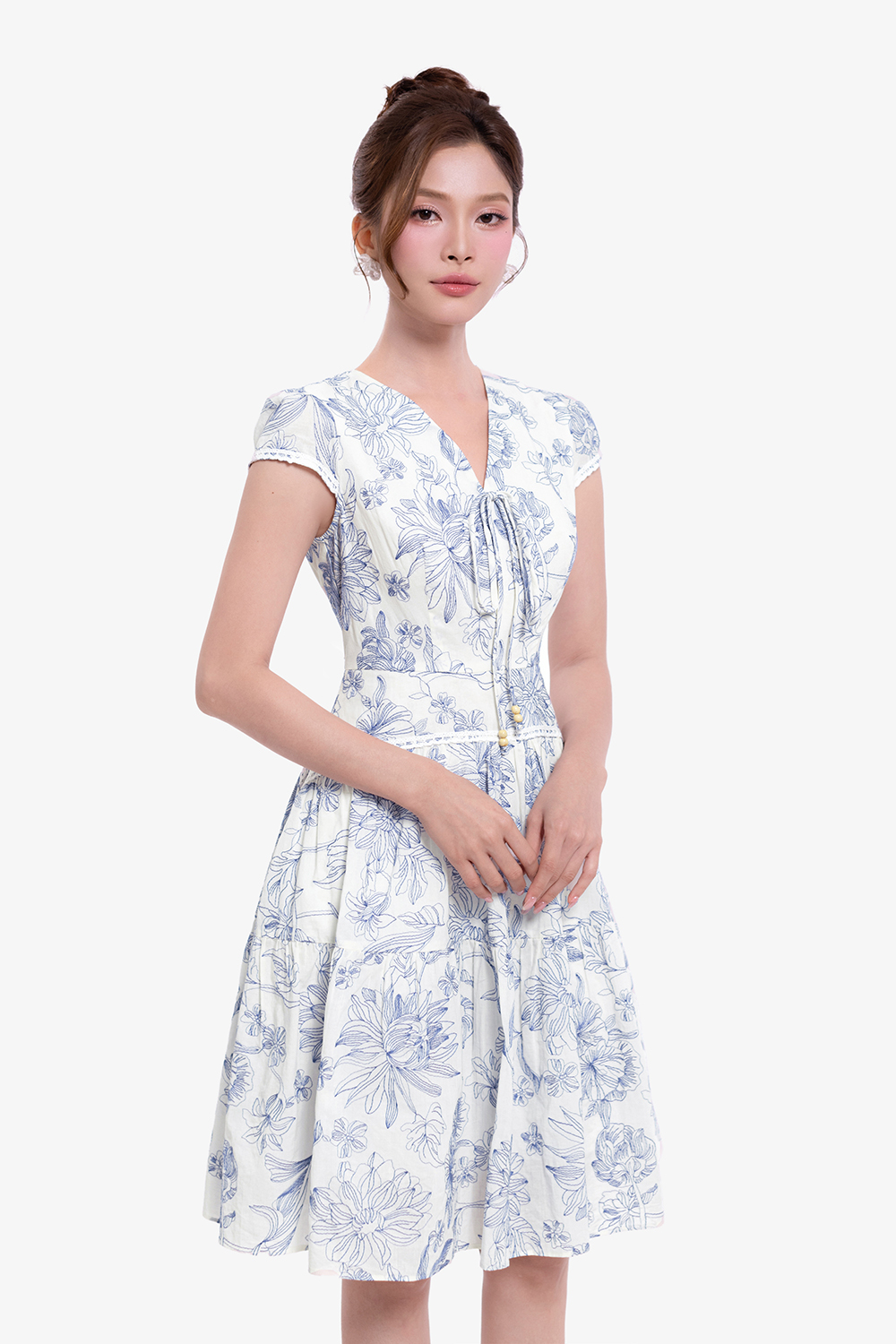 Đầm trắng hoa xanh dáng xòe viền đăng ten