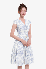 Đầm trắng hoa xanh dáng xòe viền đăng ten