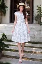 Đầm trắng hoa xanh dáng xòe viền đăng ten
