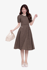 Đầm caro nâu dáng xòe phối dây nơ eo