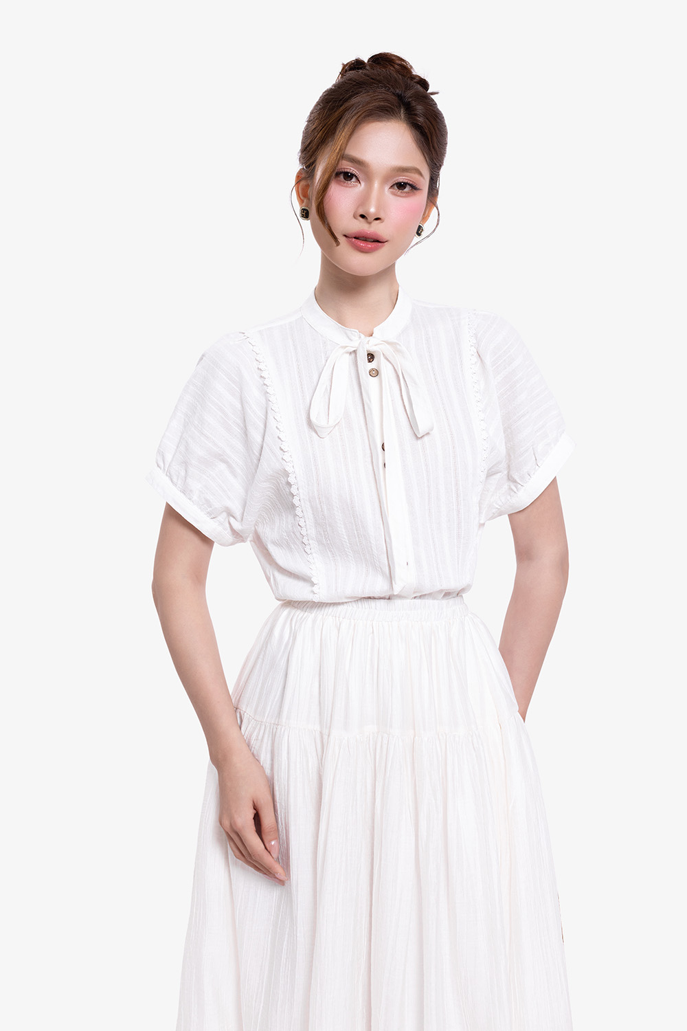 Áo trắng xô thêu cổ nơ tay phồng